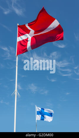 Flaggen von Dänemark und Finnland auf einem blauen Himmel winkt. Stockfoto