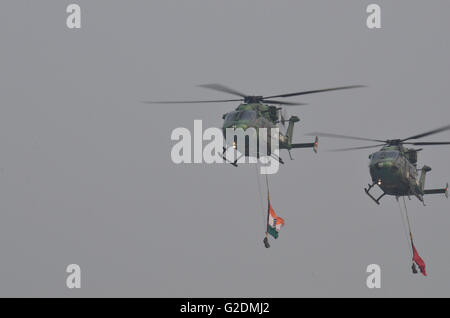 Dhruv - Advanced Light Helicopter, entworfen und hergestellt von Hindustan Aeronautics Limited, fliegen vorbei am Tag der Armee, Indien Stockfoto