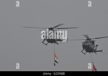 Dhruv - Advanced Light Helicopter, entworfen und hergestellt von Hindustan Aeronautics Limited, fliegen vorbei am Tag der Armee, Indien Stockfoto