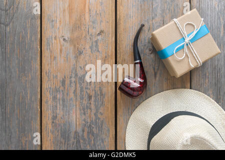 Väter Tag Geschenkbox mit über einem hölzernen Hintergrund mit Raum Stockfoto