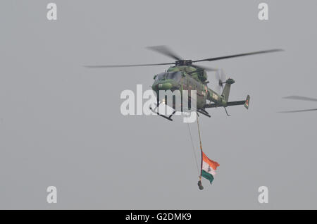 Dhruv - Advanced Light Helicopter, entworfen und hergestellt von Hindustan Aeronautics Limited, fliegen vorbei am Tag der Armee, Indien Stockfoto