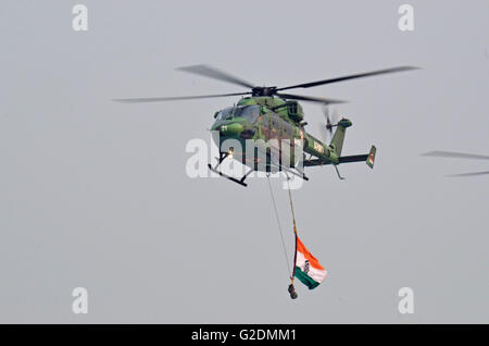 Dhruv - Advanced Light Helicopter, entworfen und hergestellt von Hindustan Aeronautics Limited, fliegen vorbei am Tag der Armee, Indien Stockfoto