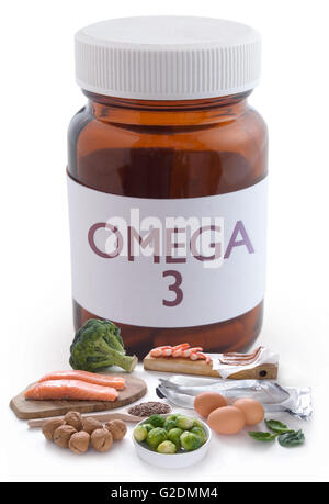 Omega-3-reiche Lebensmittel neben einer Pille jar auf einem weißen Hintergrund Stockfoto