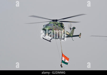 Dhruv - Advanced Light Helicopter, entworfen und hergestellt von Hindustan Aeronautics Limited, fliegen vorbei am Tag der Armee, Indien Stockfoto