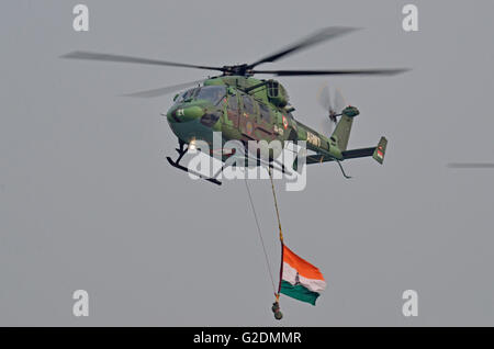 Dhruv - Advanced Light Helicopter, entworfen und hergestellt von Hindustan Aeronautics Limited, fliegen vorbei am Tag der Armee, Indien Stockfoto