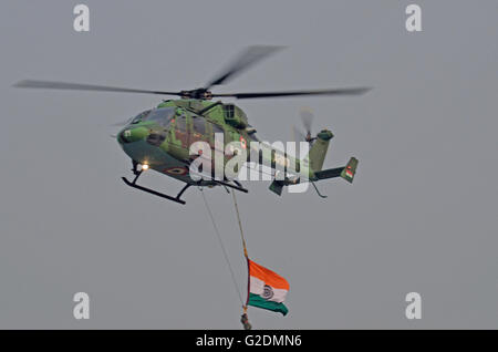 Dhruv - Advanced Light Helicopter, entworfen und hergestellt von Hindustan Aeronautics Limited, fliegen vorbei am Tag der Armee, Indien Stockfoto