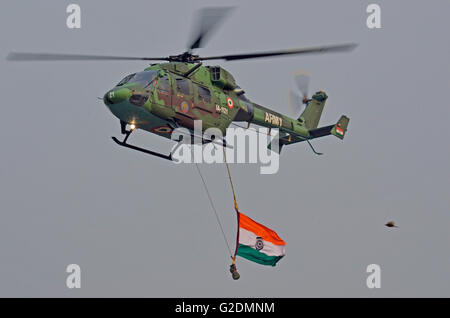 Dhruv - Advanced Light Helicopter, entworfen und hergestellt von Hindustan Aeronautics Limited, fliegen vorbei am Tag der Armee, Indien Stockfoto