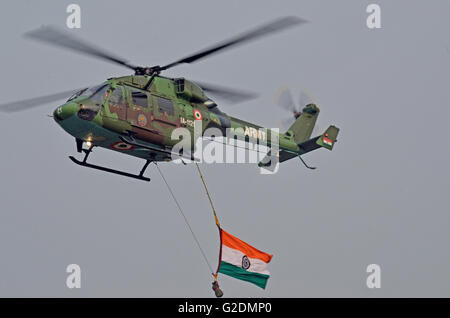 Dhruv - Advanced Light Helicopter, entworfen und hergestellt von Hindustan Aeronautics Limited, fliegen vorbei am Tag der Armee, Indien Stockfoto