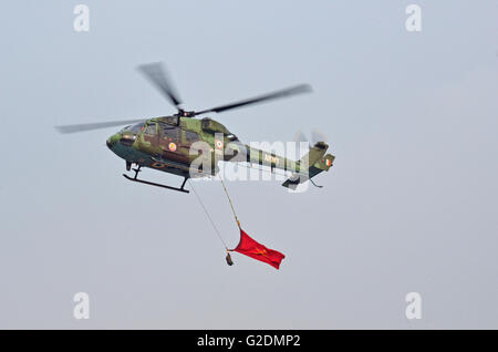 Dhruv - Advanced Light Helicopter, entworfen und hergestellt von Hindustan Aeronautics Limited, fliegen vorbei am Tag der Armee, Indien Stockfoto