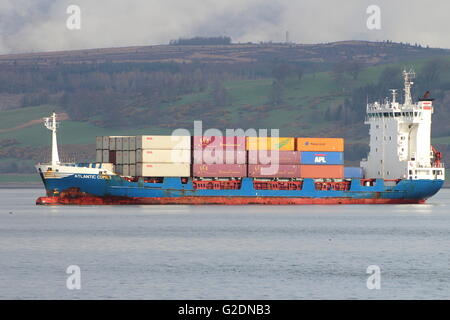 Die Container Schiff Atlantic Comet Überschrift in Greenock Ocean Terminal am Firth of Clyde. Stockfoto