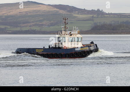 Bruiser, ein Schlepper betrieben von Clyde Marine Ltd auf den Firth of Clyde, übergibt Indien Osthafen in Greenock. Stockfoto