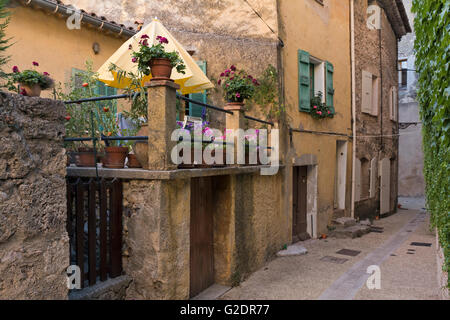 Straße in Villecroze, Frankreich Stockfoto