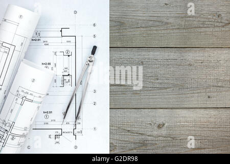 Arbeitsbereich mit Plan, Rollen von Blaupausen und Zeichnung Kompass Architekt Stockfoto