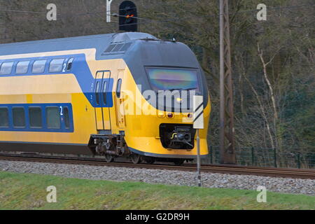 Hoogeveen, Niederlande, 8. April 2016: Zug Eisenbahn fährt entlang der Natur alte Kene in Hoogeveen, Niederlande Stockfoto