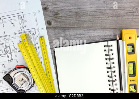 Architekturprojekt mit Werkzeugen und Notizblock auf grauen Schreibtisch aus Holz Stockfoto