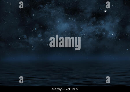 sternenklare Nacht Himmel Abbildung mit Sternen und blauen Nebel mit Spiegelung im Wasser mit Wellen Stockfoto