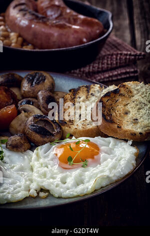 Englisches Frühstück mit Eiern, Tomaten, Pilze, Speck, Bohnen Stockfoto