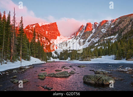 Die Gipfel Glühen bei Sonnenaufgang am Dream Lake in Rocky Mountain Nationalpark Stockfoto