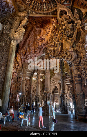 Kunstvoll geschnitzte hölzerne Architektur an das Heiligtum der Wahrheit buddhistischen Hindu-Tempel. Pattaya Thailand S. E. Asien Stockfoto