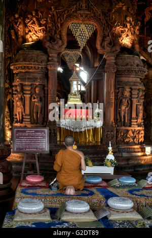 Einsamer Mönch beten an das Heiligtum der Wahrheit buddhistischen Hindu-Tempel. Pattaya Thailand S. E. Asien Stockfoto