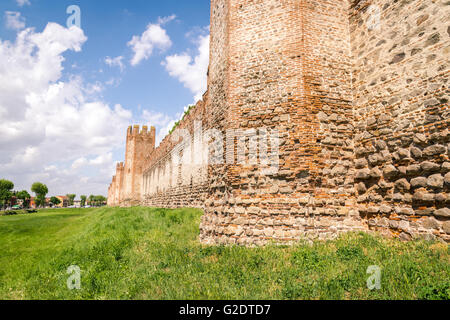 Stadtmauer von Montagnana, eines der schönsten Dörfer in Italien. Stockfoto