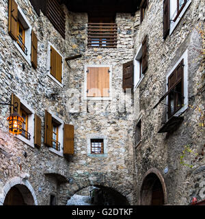 Viele Fenster mit Blick auf in einer schmalen Gasse in einem mittelalterlichen italienischen Dorf. Stockfoto