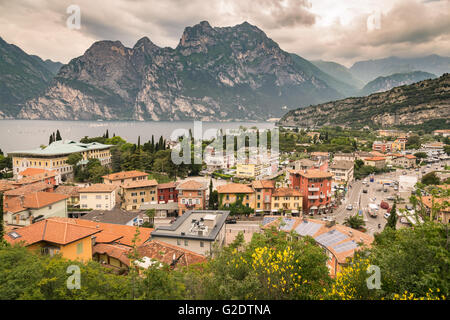 Panorama von Torbole, eine kleine Stadt am Gardasee, Italien. Stockfoto