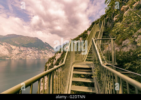 Panorama Eisentreppe am Gardasee auf dem Weg von Busatte nahe der Stadt von Torbole nach Tempesta. Stockfoto