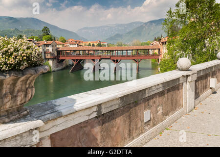 Die alte Brücke, auch genannt die Bassano Brücke oder Brücke der Alpini befindet sich in der Stadt Bassano del Grappa in der Provinc Stockfoto