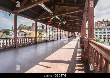 Die alte Brücke, auch genannt die Bassano Brücke oder Brücke der Alpini befindet sich in der Stadt Bassano del Grappa in der Provinc Stockfoto