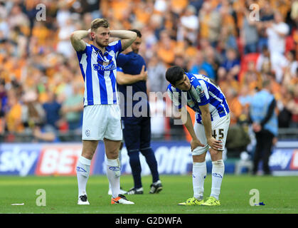 Sheffield Wednesday Tom Lees (links) und Fernando Forestieri kümmern sich niedergeschlagen die Meisterschaft Play-off-Finale im Wembley Stadium, London. Stockfoto