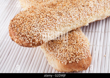 Sesam Brötchen auf weißem Holz strukturierten Hintergrund Stockfoto