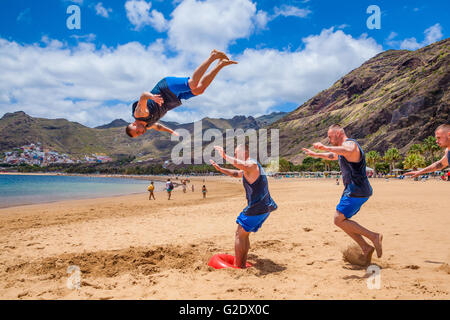 junge Sportler tun Martial-Arts tricking Sport am Strand Stockfoto