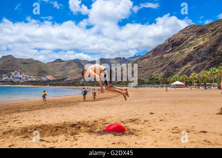 junge Sportler tun Martial-Arts tricking Sport am Strand Stockfoto