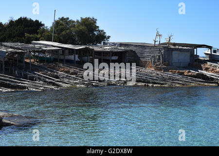 Angelboot/Fischerboot wirft bei Calo de Sant Agusti, Formentera, Spanien Stockfoto