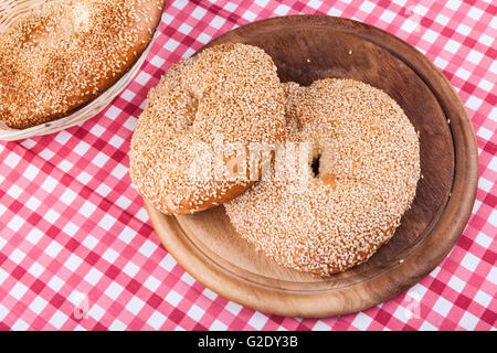 Runde Sesam Bagels Holzplatte obenauf anzeigen Stockfoto