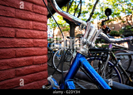 Nahaufnahme, niedrige Winkel Blick auf ein Oldtimer Fahrrad geparkt von einem unabhängigen lokalen Lebensmittelgeschäft in der Innenstadt von Eugene, Oregon. Stockfoto