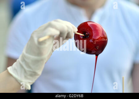 Apfel mit hellen Beerenfrucht und Glasur Stockfoto