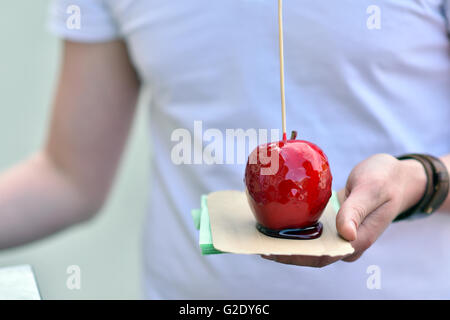 Apfel mit hellen Beerenfrucht und Glasur Stockfoto