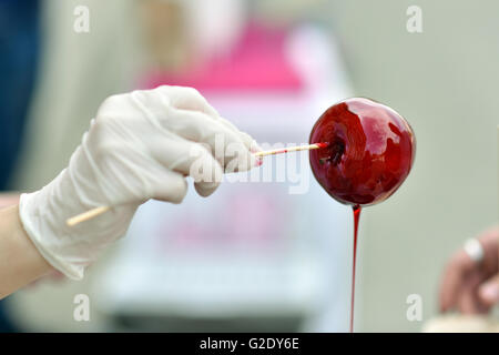 Apfel mit hellen Beerenfrucht und Glasur Stockfoto