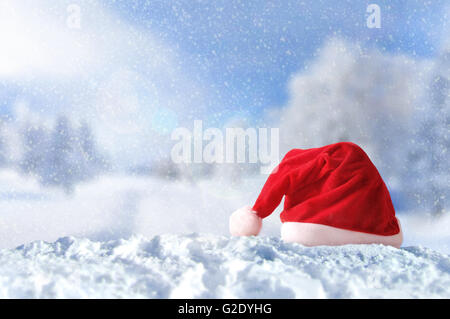 Weihnachtsmann-Mütze auf Schnee zu Weihnachten außerhalb. Winter und verschneiten Hintergrund. Ansicht von vorne. Horizontale Komposition Stockfoto