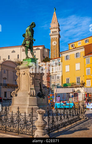 Slowenien-Küste und Kras Piran - quadratische Tartini - Denkmal von Giuseppe Tartini und Glockenturm der Kathedrale St. George, Stockfoto