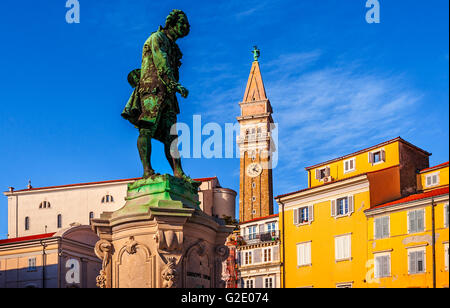 Slowenien-Küste und Kras Piran - quadratische Tartini - Denkmal von Giuseppe Tartini und Glockenturm der Kathedrale St. George, Stockfoto