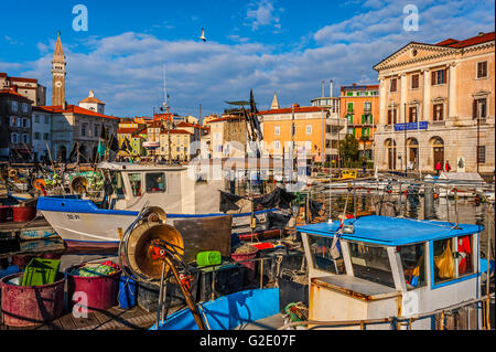 Slowenien-Küste und Kras Piran - Tartini-Platz und der Kathedrale von St George gesehen vom Hafen Stockfoto