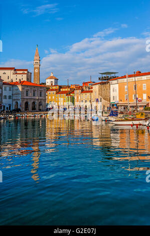 Slowenien-Küste und Kras Piran - Tartini-Platz und der Kathedrale von St George gesehen vom Hafen Stockfoto