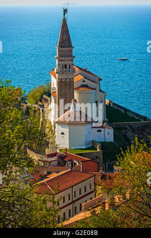 Slowenien-Küste und Kras Piran gesehen von den Wänden - St. George Cathedral Stockfoto