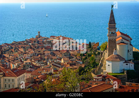 Slowenien-Küste und Kras Piran gesehen von den Wänden - St. George Cathedral Stockfoto