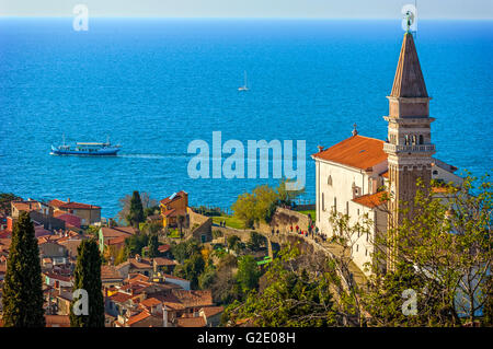 Slowenien-Küste und Kras Piran gesehen von den Wänden - St. George Cathedral Stockfoto