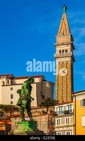 Slowenien-Küste und Kras Piran - quadratische Tartini - Denkmal von Giuseppe Tartini und Glockenturm der Kathedrale St. George, Stockfoto