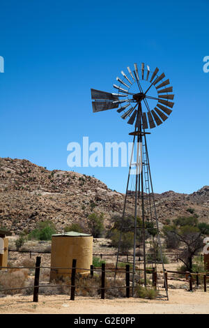 Klein Aus Vista - Windmühle in Namibia Stockfoto